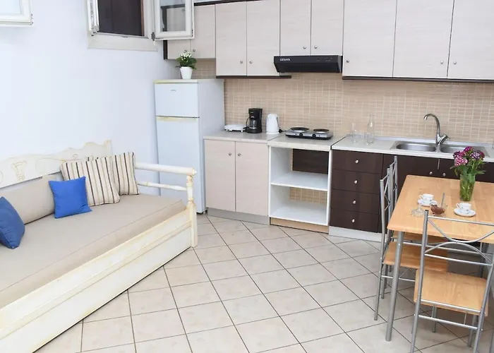 Little Yard & #3 Apartment