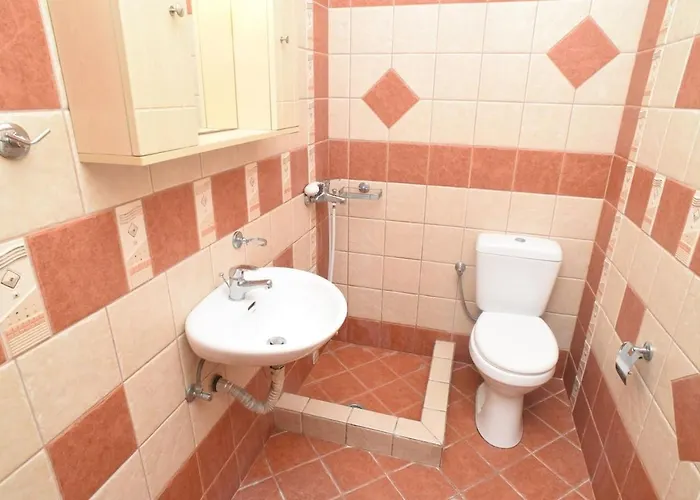 Little Yard & #3 Apartment *